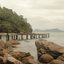 imagem mostra a antiga e desativada estrutura de um píer (ou cais) de concreto na Praia das Galhetas, localizada no sul de Ubatuba, no litoral norte de São Paulo, na divisa com Caraguatatuba