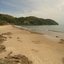 Imagem mostra praia de aproximadamente 500 metros de extensão, areia fina e paisagem cercada pela natureza