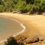 A imagem mostra a Praia do Flamengo, localizada na região sul de Ubatuba, no litoral norte de São Paulo