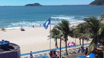 imagem da bandeira na praia do tombo