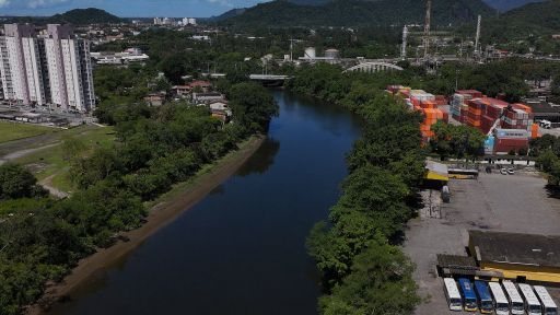imagem aérea com rio ladeado de imóveis