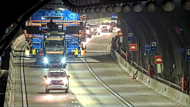Imagem de caminhão carregando carga gigante