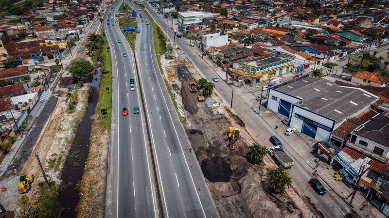 A imagem mostra obras de infraestrutura e melhorias na Rodovia Padre Manoel da Nóbrega (SP-055)