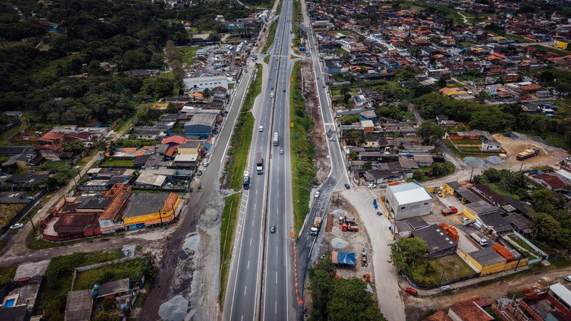 A imagem mostra as obras de modernização e ampliação na Rodovia Padre Manoel da Nóbrega (SP-055)
