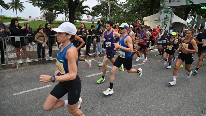 Pessoas praticando corrida