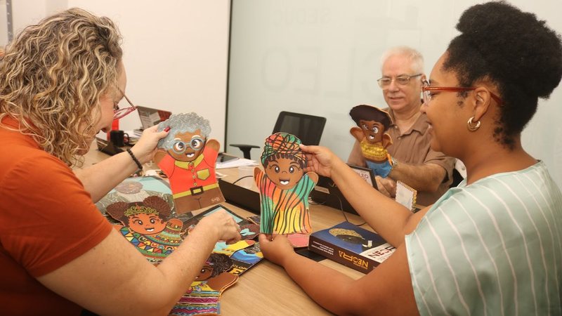 Foto de artistas mostrando trabalho