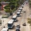 A imagem aérea mostra uma fila de ônibus do transporte coletivo municipal