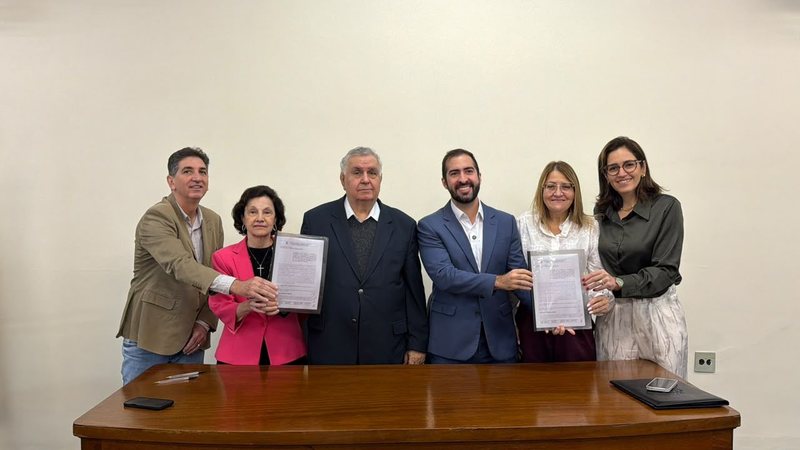 Foto de autoridades durante assinatura da documentação