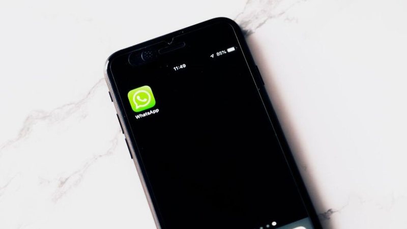 Imagem de celular com ícone do aplicativo Whatsapp