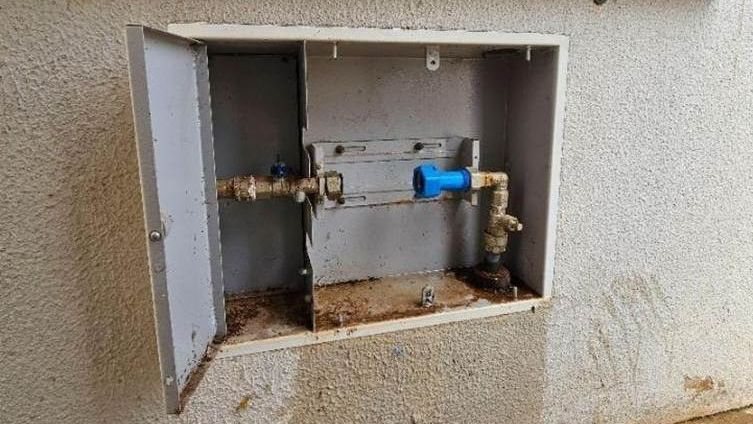 Imagem de um cavalete sem hidrômetro após furto