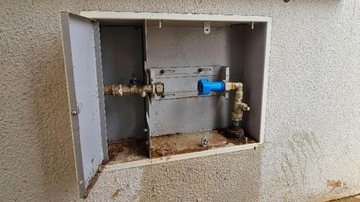 Imagem de um cavalete sem hidrômetro após furto