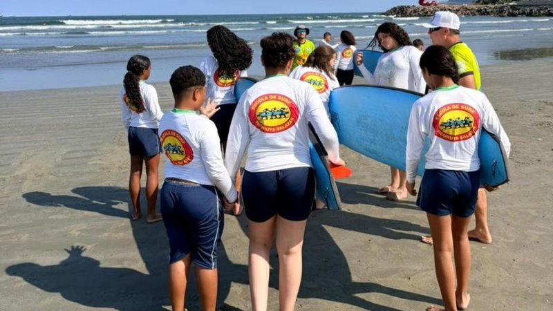 Jovens e uma prancha de surfe