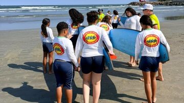 Jovens e uma prancha de surfe