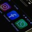 Imagem de uma tela de celular com os aplicativos Instagram, Facebook e Whatsapp
