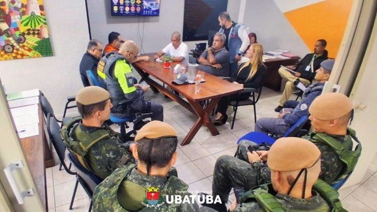 A imagem mostra uma reunião da Defesa Civil de Ubatuba com a comunidade e instituições municipal