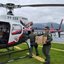 Imagem de equipe transportando as urnas em um helicóptero