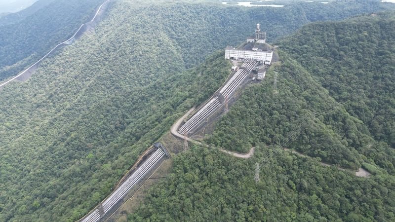 A imagem mostra a Usina Hidrelétrica Henry Borden, localizada no sopé da Serra do Mar, no município de Cubatão
