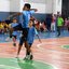 Foto de aluno arremessando bola