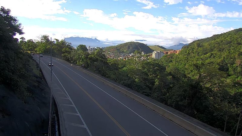 Imagem de rodovia livre com vegetação aos lados