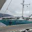 Imagem mostra o veleiro-cargueiro sustentável Anemos atracado no Porto de São Sebastião, no litoral norte paulista, realizando operações de carregamento de cargas