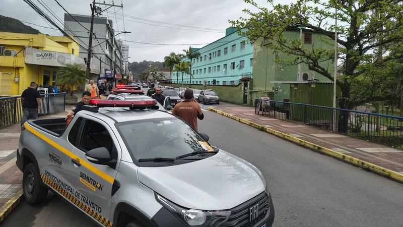 Viatura do Serviço Municipal de Trânsito de Mongaguá estacionada