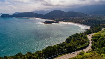 Praias de Camburi e Camburizinho vistas de cima, próximas a rodovia