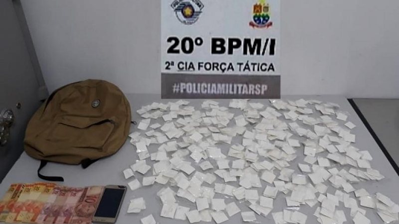 Foram apreendidos 449 papelotes de cocaína, R$ 140 e um celular - Divulgação/Polícia Militar