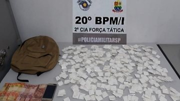 Foram apreendidos 449 papelotes de cocaína, R$ 140 e um celular - Divulgação/Polícia Militar