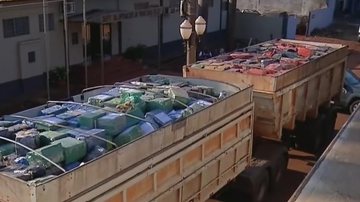 Carga é estimada em 50 milhões de reais. Carretas com maconha - Reprodução / Tv Globo