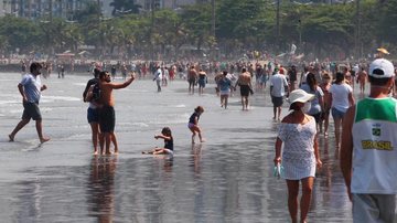 Praia santista, sábado, 05. - Foto: Matheus Tagé / A Tribuna