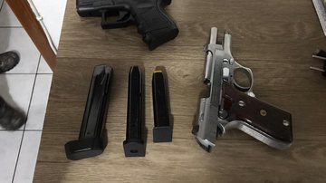 Pistola e simulacro de arma de fogo encontrados na residência do detido Roubo a banco - Acervo da Polícia Civil