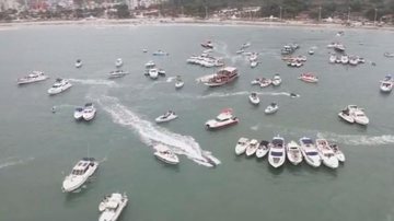 Drone flagra festa com dezenas de barcos de luxo em Guarujá - Reprodução/Internet