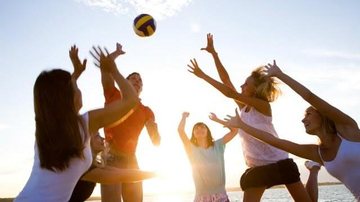 Imagem ilustrativa Aulas em escolinhas esportivas de Ubatuba voltam em 6 de fevereiro pessoas praticando esportes na praia - Divulgação