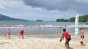 Aproximadamente 500 atletas, entre profissionais e amadores, participarão da competição Beach tennis Pessoas jogando beach tennis na praia - Imagem ilustrativa