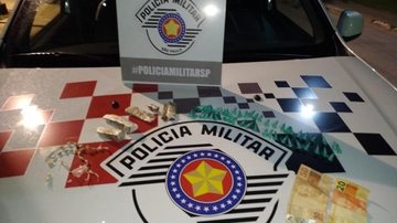 Em Caraguá, dois homens foram presos com 367 embalagens a vácuo com cocaína, 39 pedras de crack e dois celulares  drogas litoral norte - Divulgação/Polícia Militar