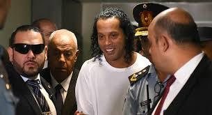 Ronaldinho no momento de sua prisão - Reprodução/Internet