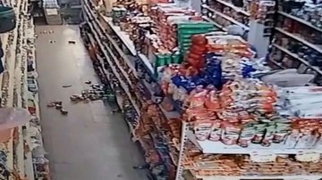 Registro de tremores atingindo um supermercado - Reprodução/Internet