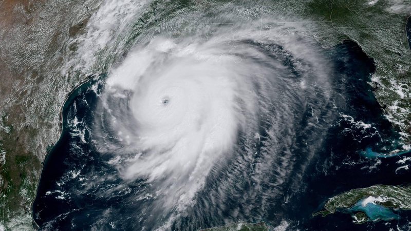 Imagens de satélite: furação Laura atravessando o golfo do México, prestes a chegar na Louisiana. - Handout/AFP