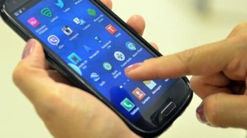 Mexendo no celular - Divulgação/Marcello Casal Jr.
