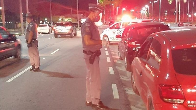 Ação foi coordenada pela Polícia Militar, com a participação do Conselho Tutelar, Vigilância Sanitária Estadual e Municipal, Departamento de Trânsito, Assistência Social e Fiscalização de Postura fiscalizacao caragua - Divulgação/PMC