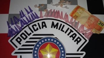 Foram apreendidos 40 pinos de cocaína e 12 invólucros de crack, além de R$ 20