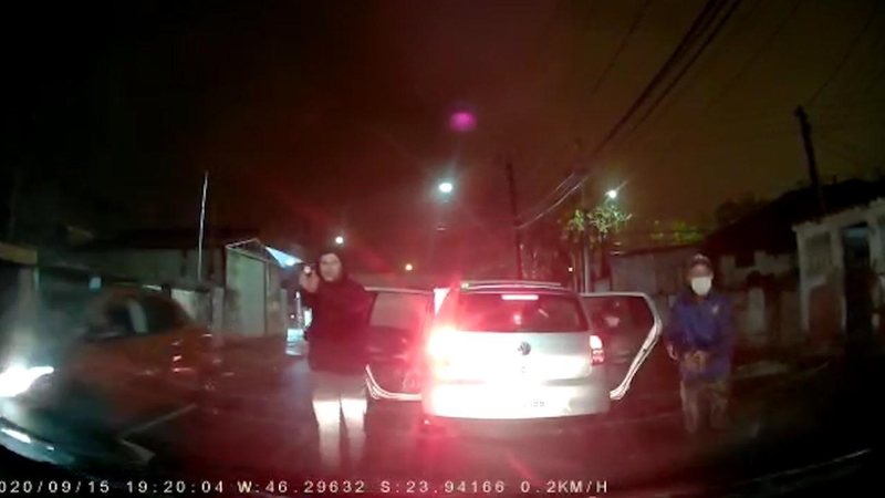 Câmera de carro flagra tentativa de assalto em Guarujá; passageiro foi baleado - Reprodução