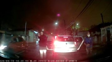 Câmera de carro flagra tentativa de assalto em Guarujá; passageiro foi baleado - Reprodução