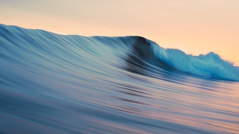 Linda foto de uma onda quebrando Um mar azul quebrando uma direita - REPRODUÇÃO