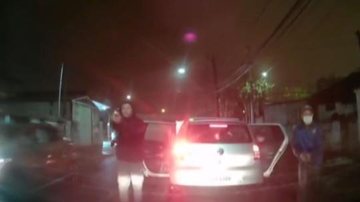 Imagem Câmera de carro flagra tentativa de assalto em Guarujá
