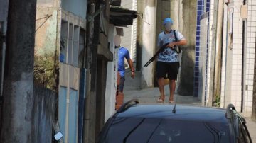 Traficantes exibindo armas em plena luz do dia - Reprodução/Internet