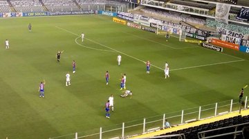 Jogadores disputam posse de bola durante o segundo tempo de jogo Santos empata com o Fortaleza e desperdiça chance de chegar nos líderes do Brasileirão - Thiago Dantas