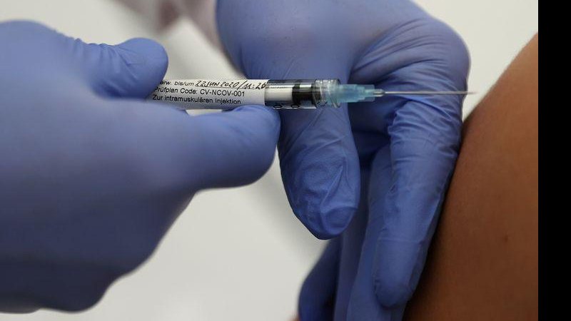 Reino Unido doa R$ 4 bilhões para vacinas contra a covid-19 - © Reuters/Kai Pfaffenbach/Direitos Reservados