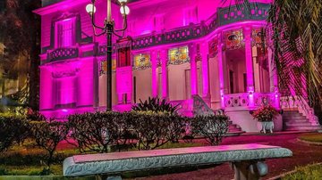 Pinacoteca Benedicto Calixto é iluminada no Outubro Rosa - Waldemar Gouvêa/Viver em Santos