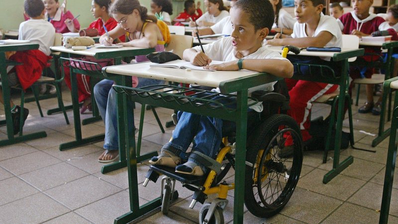 Aluno com deficiência física - Reprodução/Internet